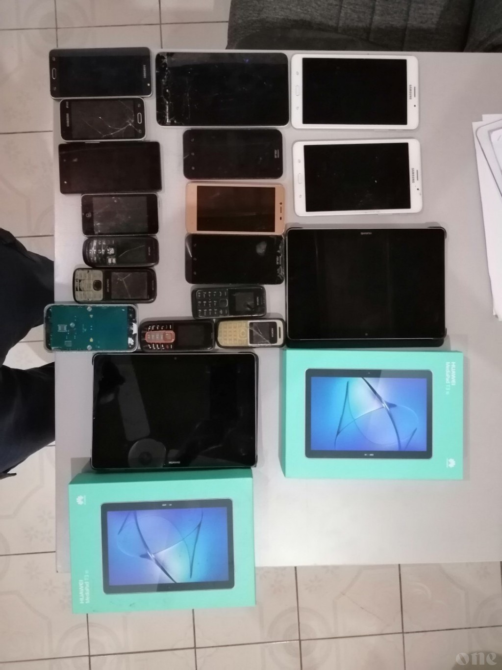 Thief in Kolamaafushi arrested, phones and tablets recovered