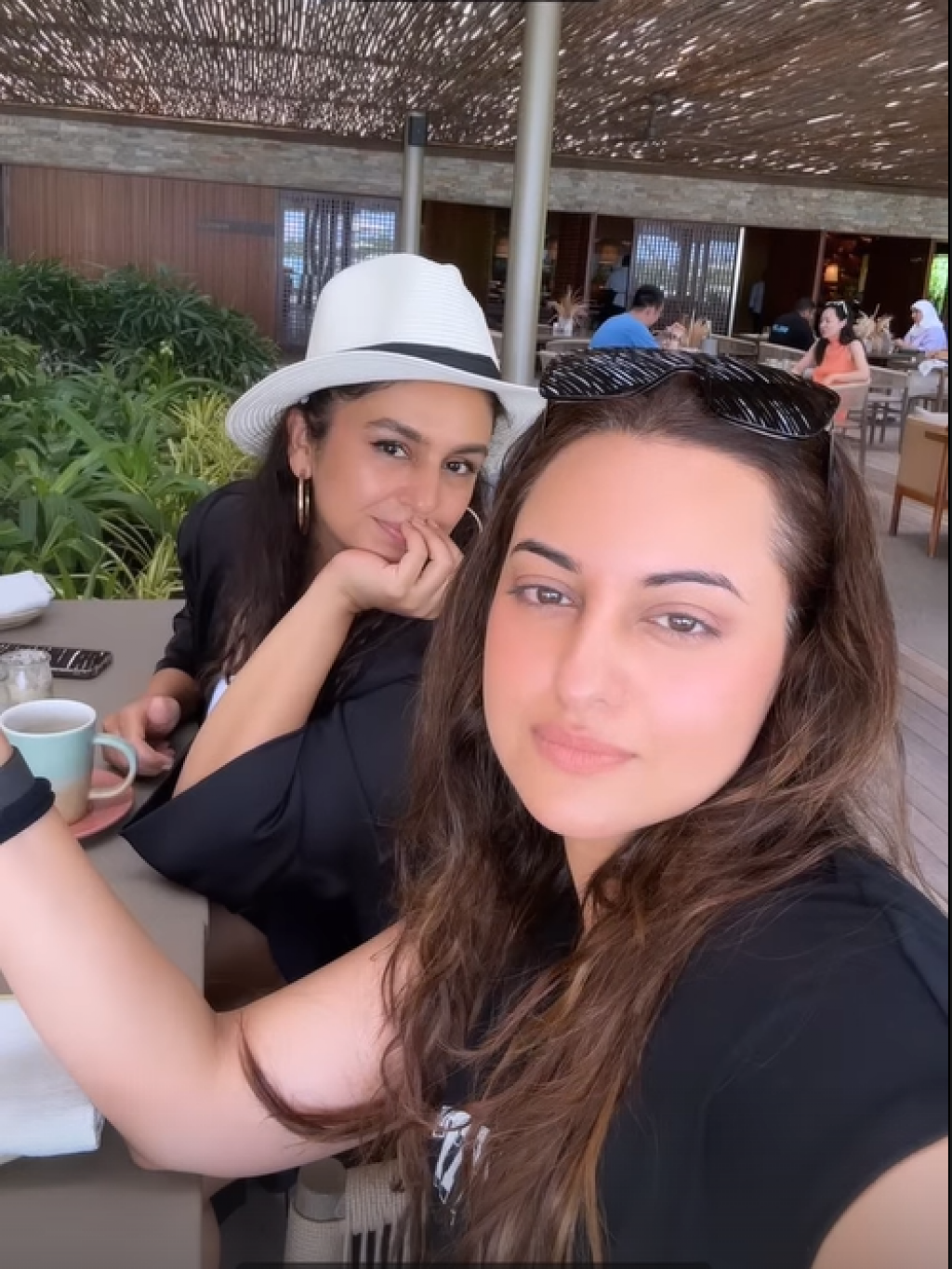 Sonakshi aai Huma chuttee ah Patina Maldives gai