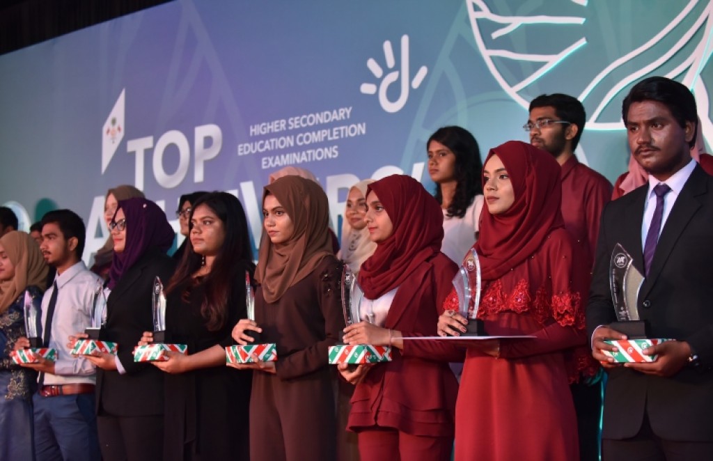 2 aharu thereygai gadha 10 ehgai 1,800 dharivarun himenunu