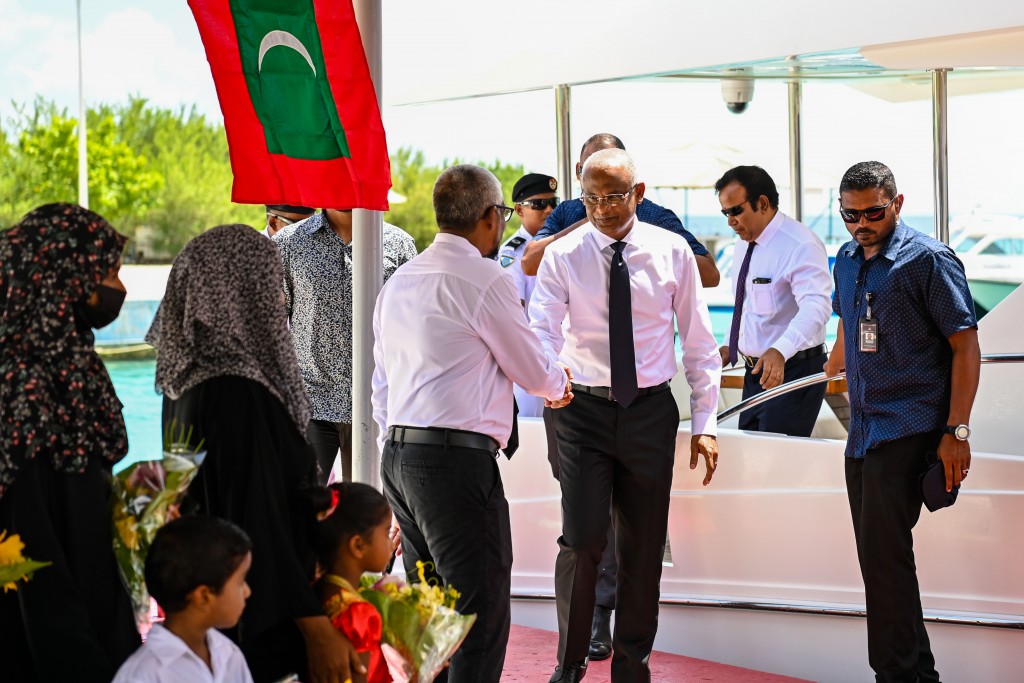 Dhanduveringe dhuvas faahaga kuran Raees aadhihtha dhuvahu Kaashidhoo ah vadaigannavanee
