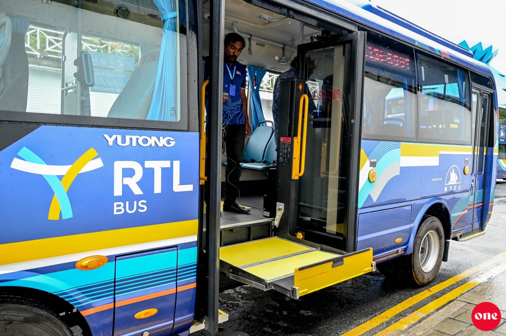 One Photo: Male' gai mini bus ge hidhumaiy dheyn feshun