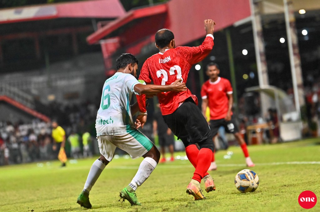 ވަން ފޮޓޯ: ގޯލްޑް ކަޕް ފައިނަލުގައި އައްޑޫ ބަލިކޮށް އޭދަފުށިން ތަށި އުފުލައިލުން