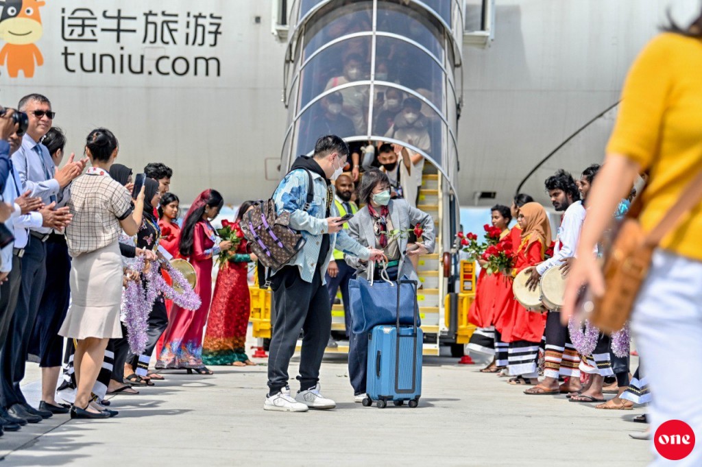 Raajjeyge tour guide inn adhi beyruge travel agent inn certified meehunnah hadhanee