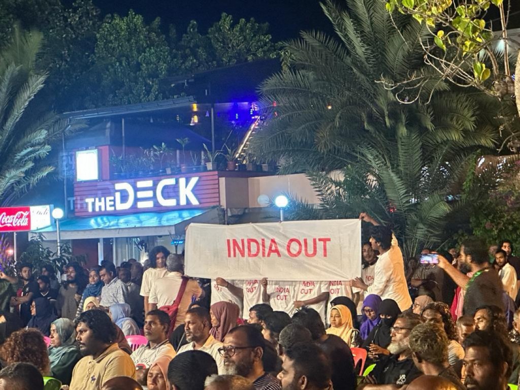 Idhikolhu jalsa gai 'India Out' banner dhemumun faadukiyumaai thuhumathu!