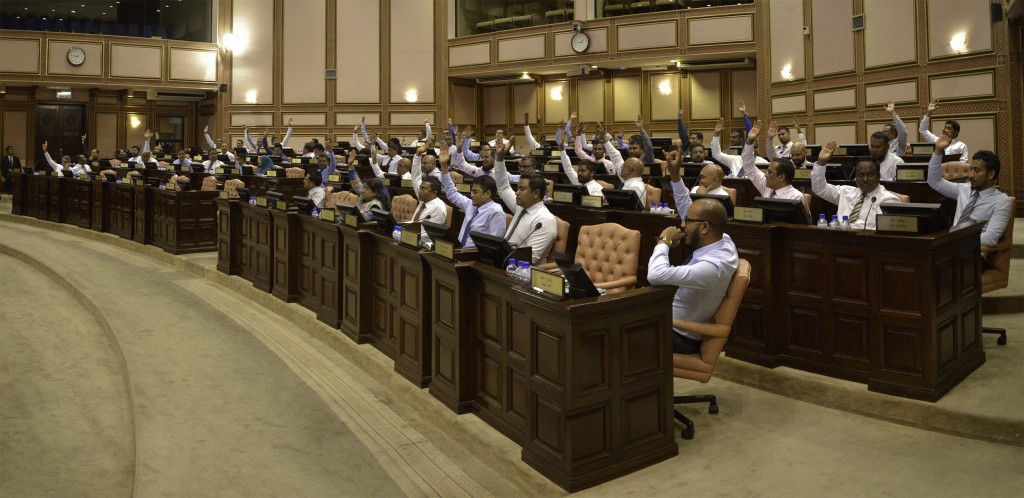 Bodu hiyaanaaiy: Party badhalu kurumashaai gaanoonu asaasee islaahu kurumah Majlis memberunnah ethah faisaa eh!