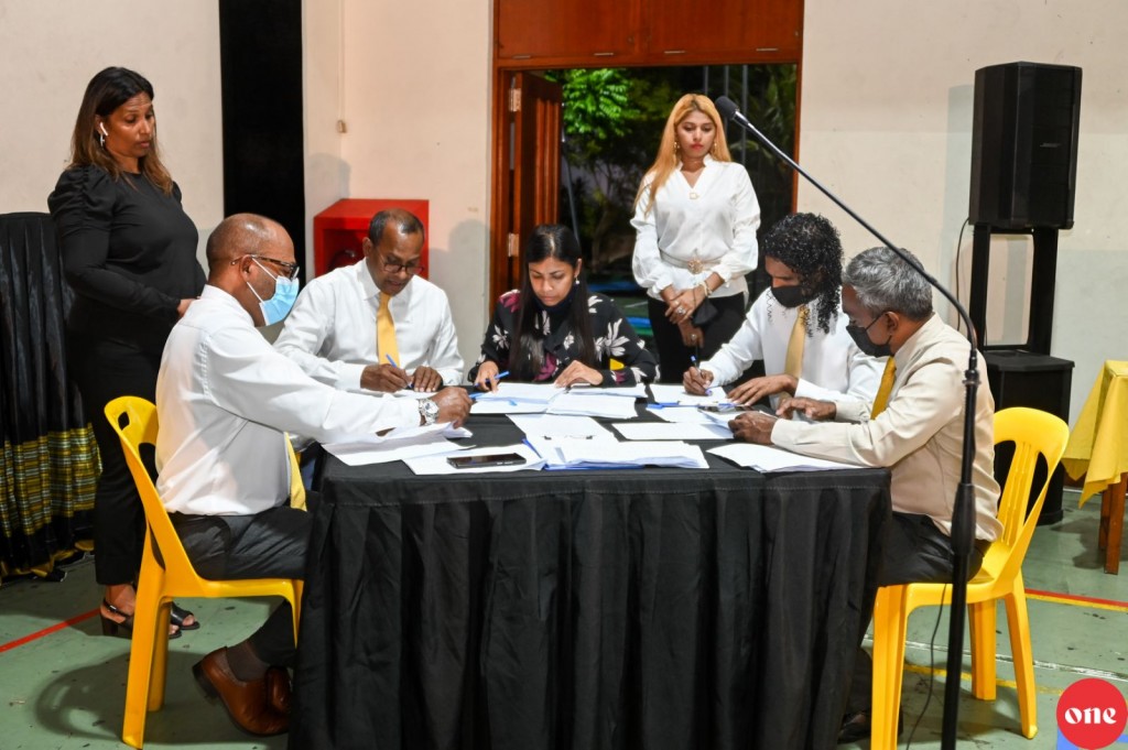 MDP isthiunaafu fandiyaarunge majlis ah Raees ge member in hovaifi