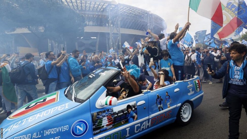 Evvaruvumun league yageen kuran Napoli ah inthizaareh