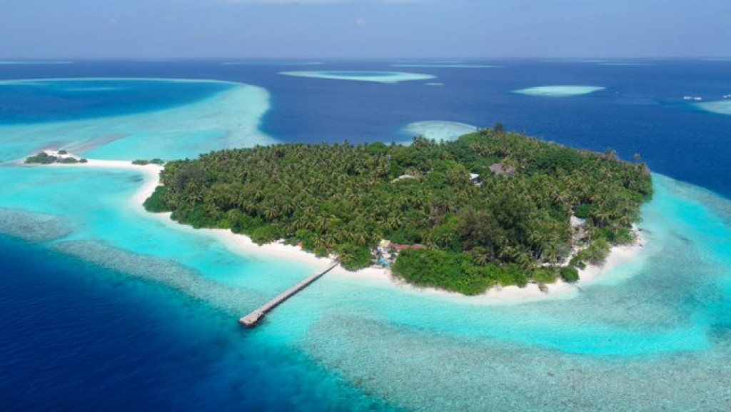 Maldives to quarantine all arriving passengers by air except tourists checking-in to resorts
