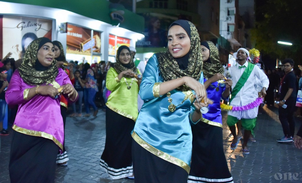 Fulhandhu buraai parade himeneyhen minivan dhuvas faahaga kuran gina harakaaiy thakeh