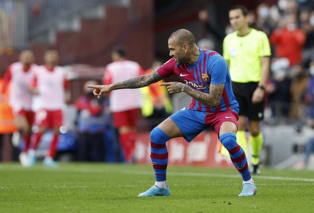 Alves ah goal akaai raiyy card eh, foari gadha match gai Barca in Atletico balikoffi