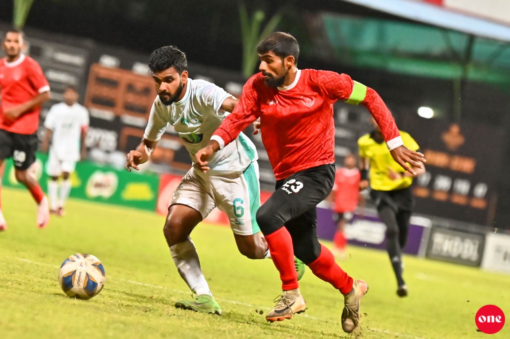 ވަން ފޮޓޯ: ގޯލްޑް ކަޕް ފައިނަލުގައި އައްޑޫ ބަލިކޮށް އޭދަފުށިން ތަށި އުފުލައިލުން