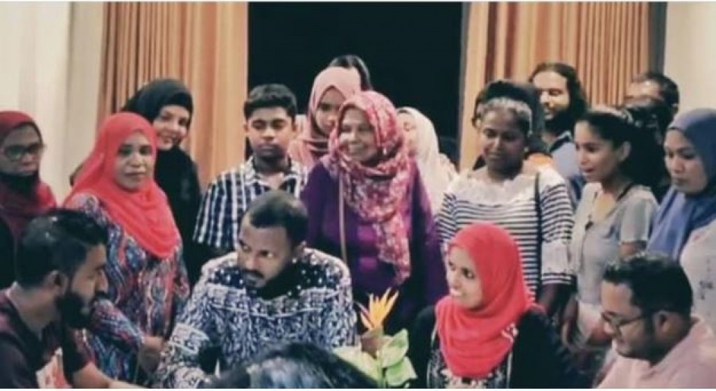 Exclusive: Shidhathaa vidhaalhuvanee Ziya varah gulhey kamah, kaiveni anna mahu