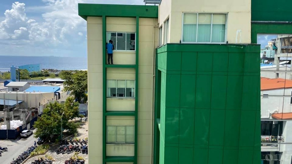 Window cleaner without safety on the seventh floor of Finance Ministry