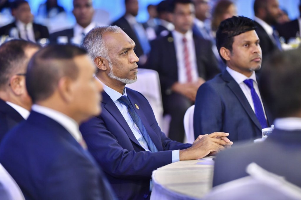 Rayyithunnah liben onna mussan'dhi kamah huras alhaigen nuvaane, e furusathu nudheynan: Raees