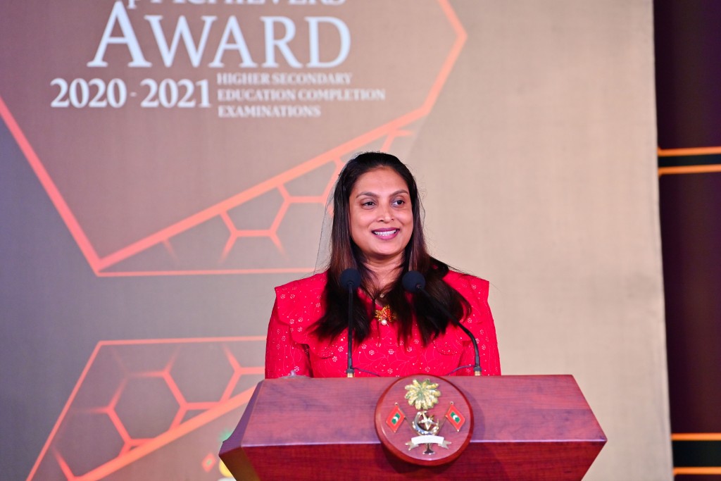 Molhu, thoonu fili kudhin teacher in ah nuvaa nama, award libey kudhin madhuvaane: Minister