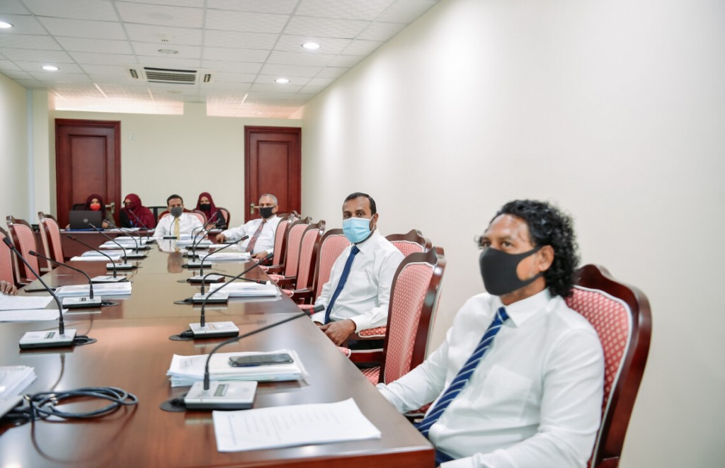 Flying School mahssala: Enme fahun gaumee tharahggee committee ge menbarun Addu ah
