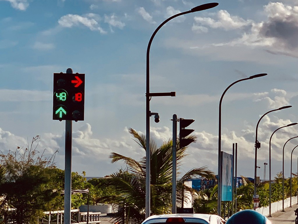 Technical massala akaa gulhigen Male' aa Hulhumale' ge traffic ligh thah nivijje