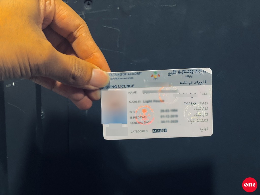 Anna aadhihtha dhuvahun feshigen driving license aa kohdheyne: Transport
