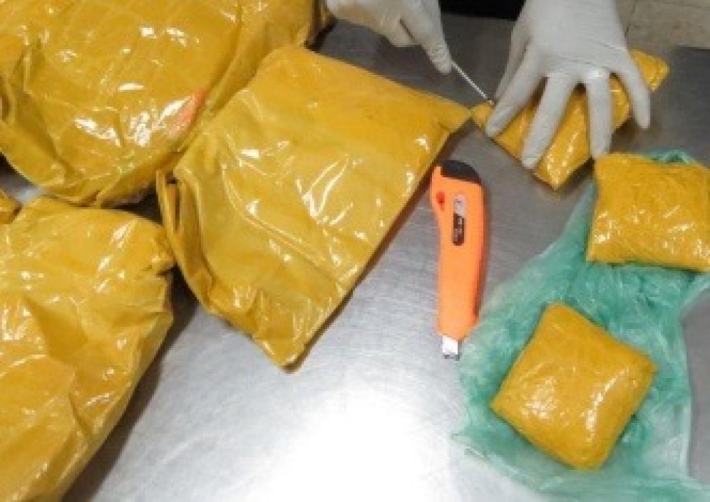 Rahtehsaku 15,000 rufiyaa dheyne kamah bunumun havaaluvi luggage gai drug 