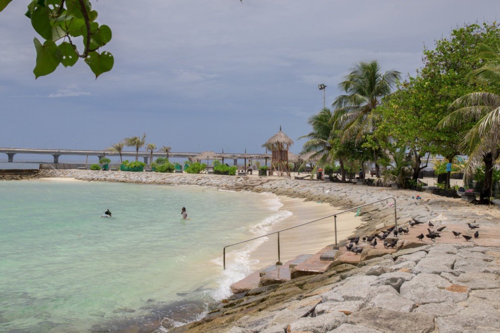 Haahsa eheeah beynunvaa faraaiythakah faseyhakamaaeku gondu dhoshah feybeyne ramp eh Artificial Beach gai hadhanee