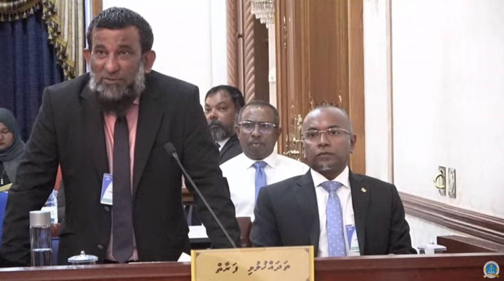 Nasheed vaki kurun: Buraasfathi dhuvahaa hama ah furusathudheyn democrats in Supreme Court gai edhijje