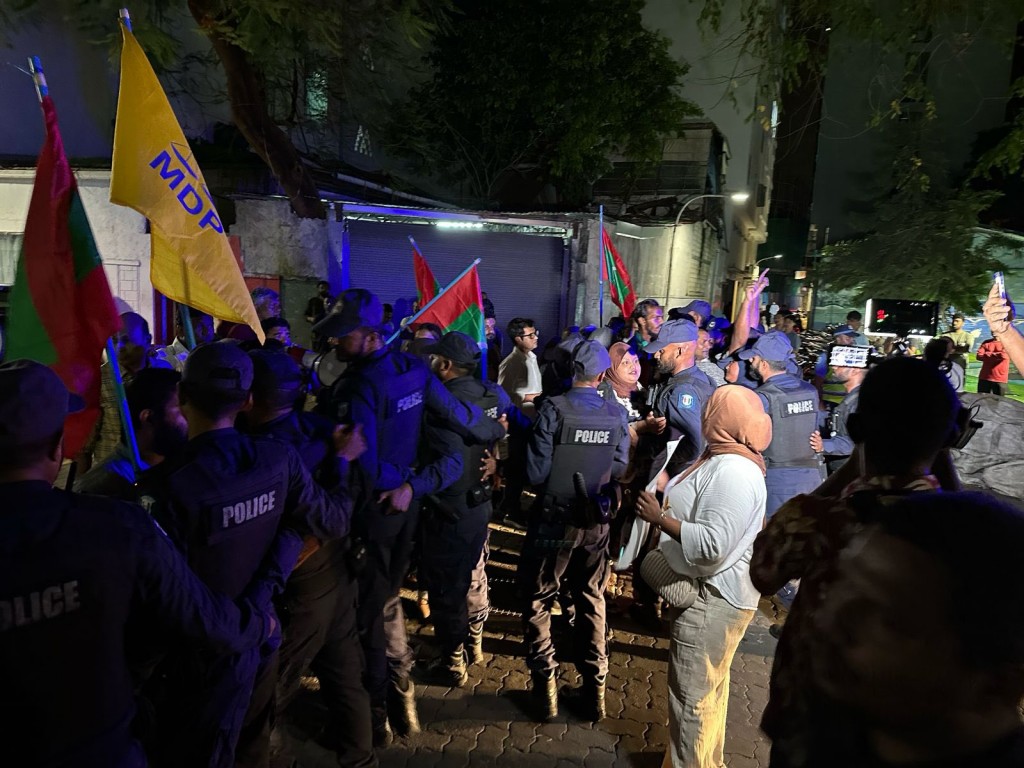 Raees ge dharikalakah nisbaikoh MDP muzaaharaagai dhekki vaahaka EC in kuhverikohfi