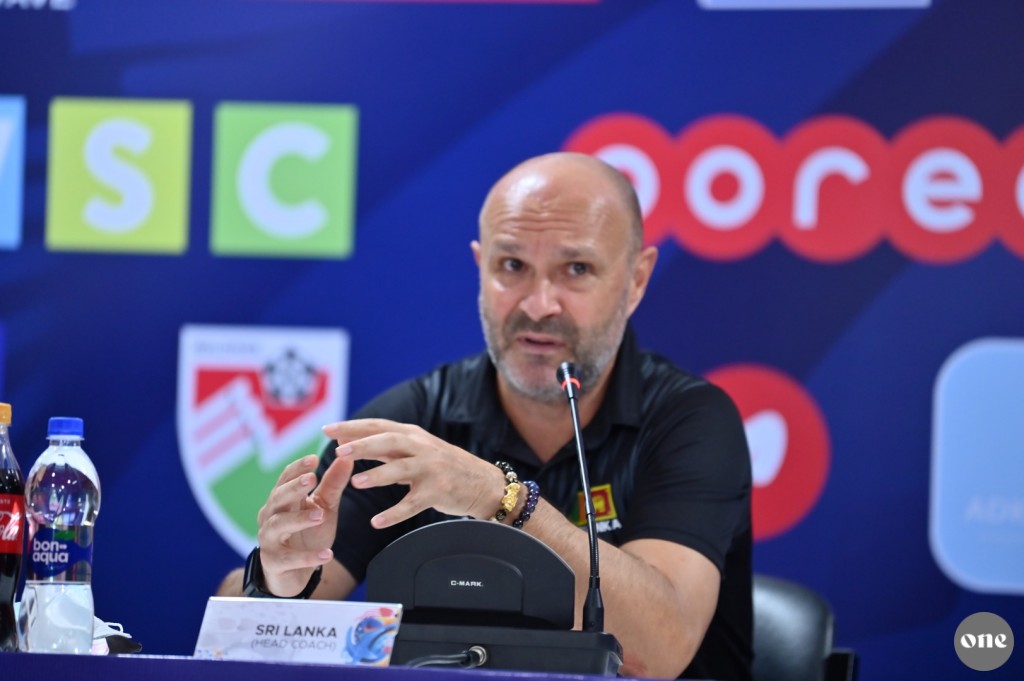 Musaara dheyn dhathivumun Lanka football team ge coach Alagić dhookollan nimmaifi