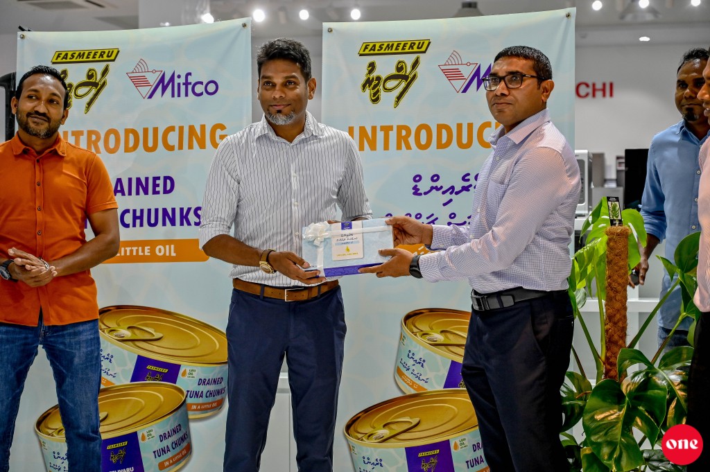 Theyofodhu ukaalan nujehey masdhalhu baazaarah nerefi