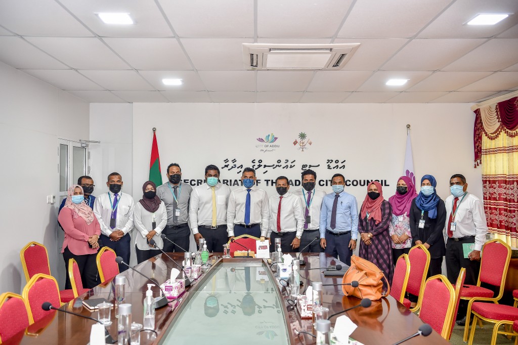 Naibu Raees Faisal Naseem Addu City Council aa bahddhalu kurahvvai Hospital ah ziyaaraiy kurehvvun