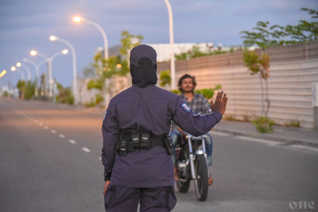 Vehicle thakuge number board gavaaidhah neiy nama fiyavalhu alhaanan: Fuluhun