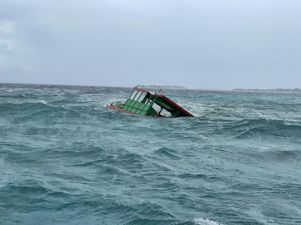Fuel boat traveling with three sinks