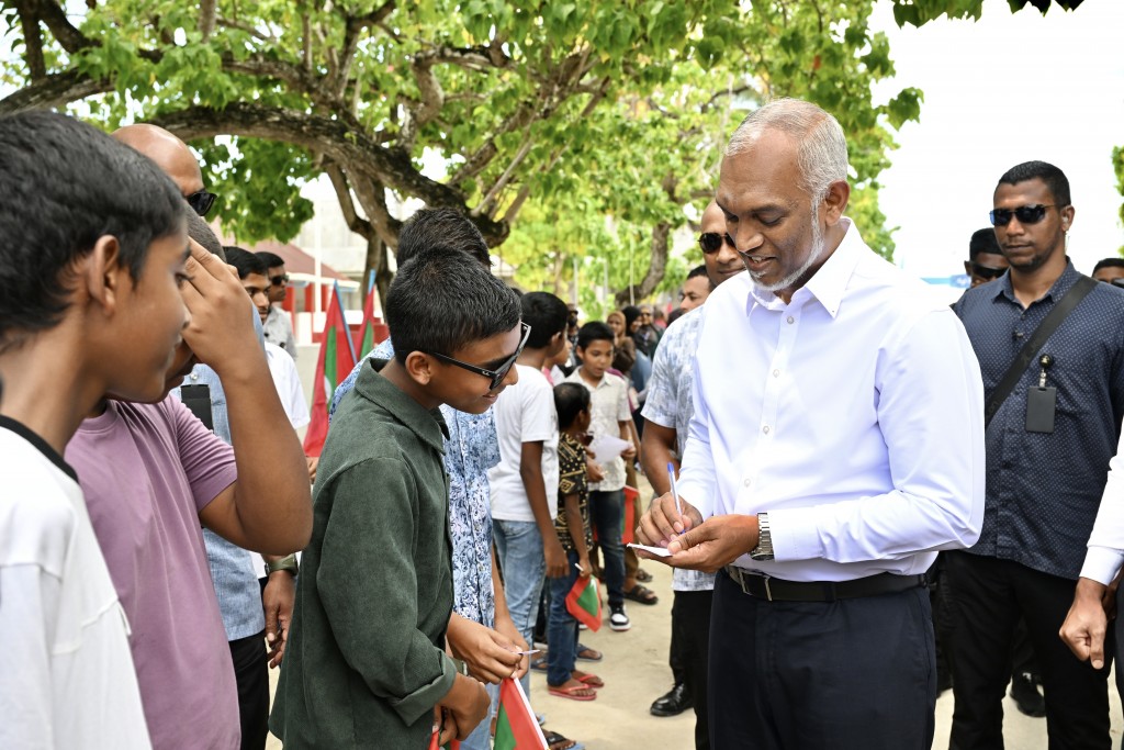 President concludes trip to Huvadhu Atoll and returns to Male'