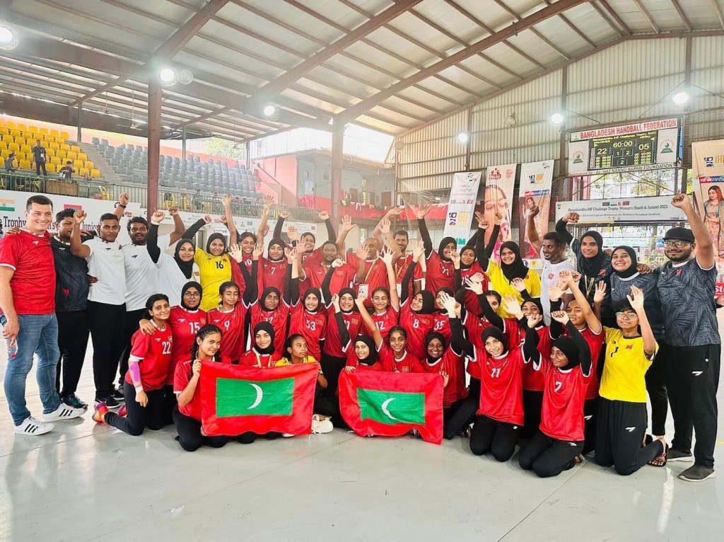 Anhen youth adhi Junior team ah ves loa medal, thaareehee kaamiyaabee eh!