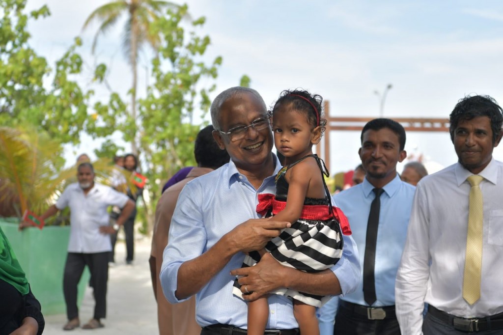 Kudakudhin ge haga thah himaayai kohdhee, aniyaa in rahkaatheri kurumakee enmenge zinmaa eh: Raees