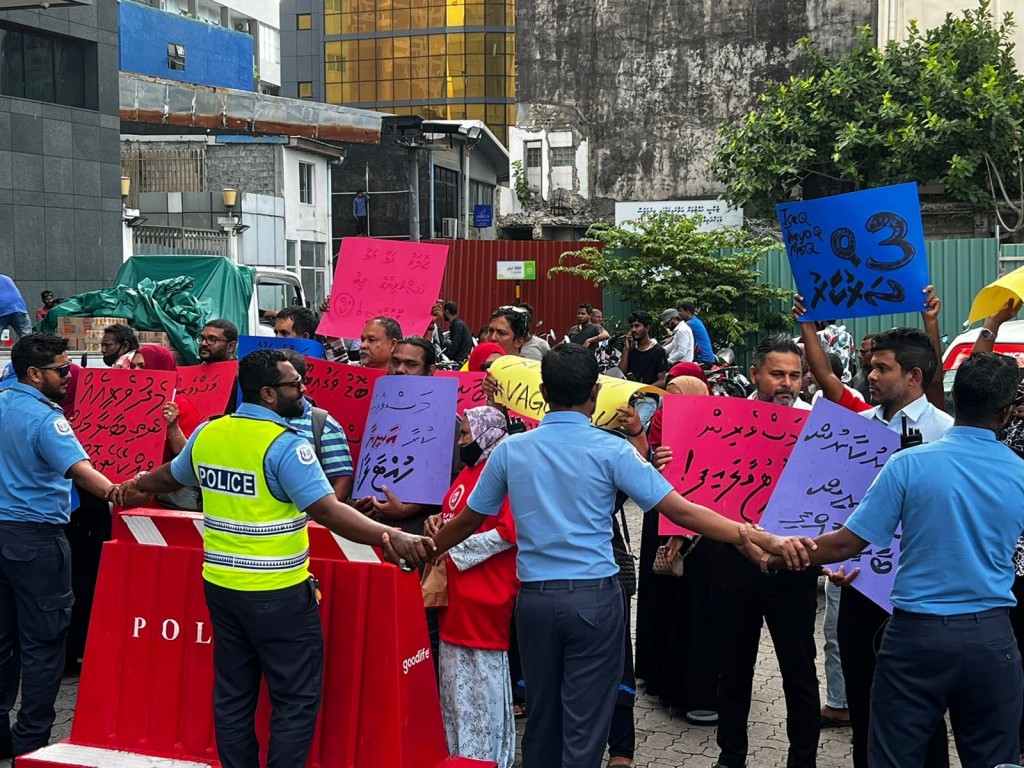 Idhikolhuge ''leynaaru'' muzaaharaa in 10 meehaku hayyaru kohfi