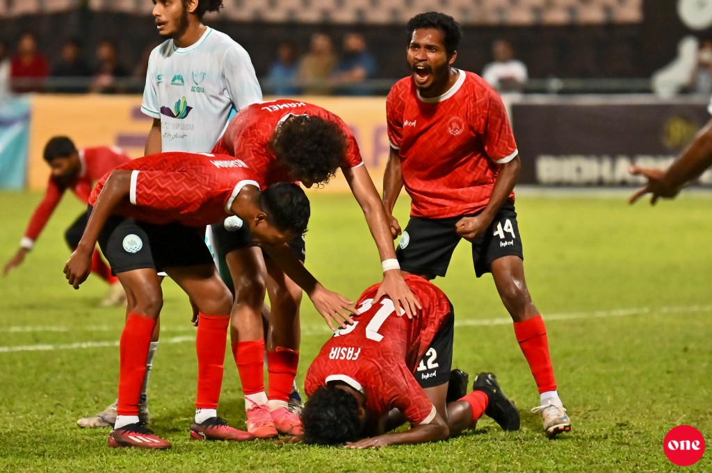 ވަން ފޮޓޯ: ގޯލްޑް ކަޕް ފައިނަލުގައި އައްޑޫ ބަލިކޮށް އޭދަފުށިން ތަށި އުފުލައިލުން