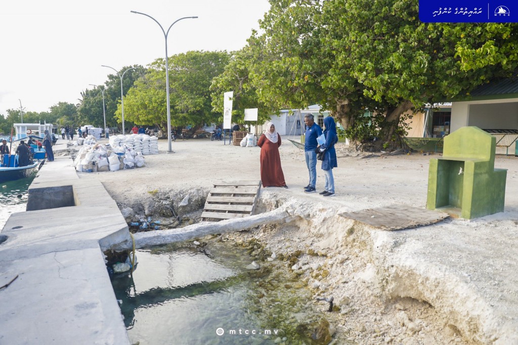 B. maalhos bandharuge masakkai anna mahu fashai, 18 mas therey nimmaaleveyne: Azim