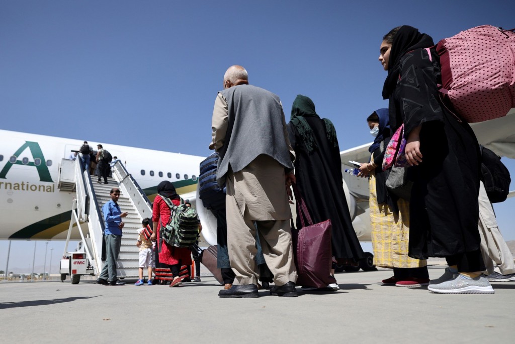 Pakistan orders masks on domestic flights as COVID-19 numbers rise