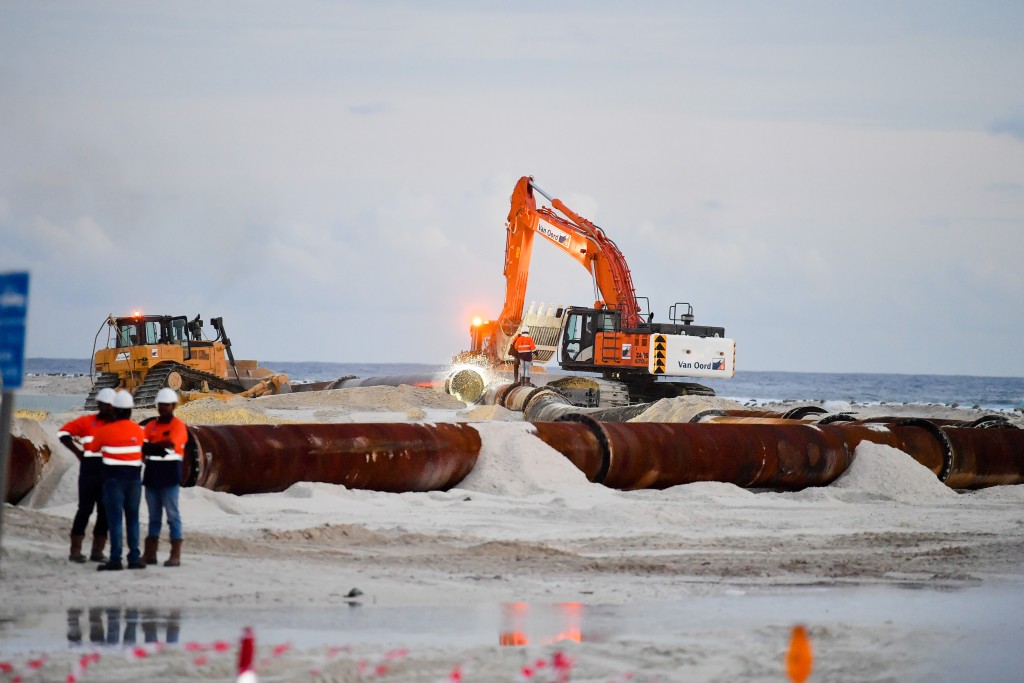 Aamdhanee hodhumuge gothun bin hikkan nagaa velin fee'eh naganee, 300 million libeyne