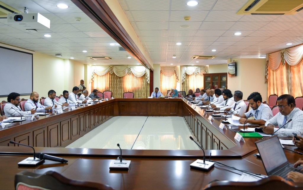 Finance minister aai auditor general aai governor maadhamaa budget committee ah