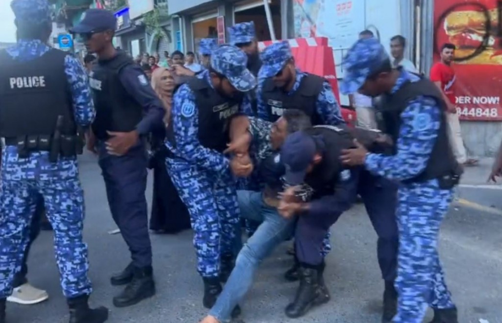 Muzaaharaa ge therein meehaku hayyaru kuri gothun faadukiyun, fuluhun rahdhu dheefi