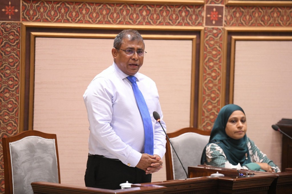 Nuhedhi gina dhuvasvefaivaa L. Bodu finolhu sarukaarah nagai, badhalu dhenee