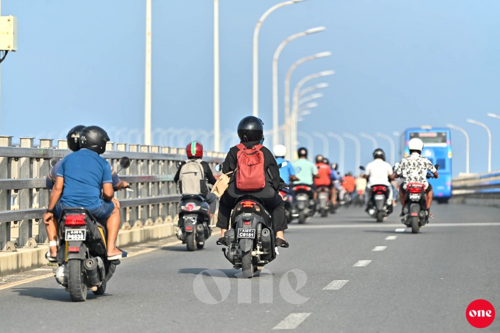 Social media gai aanmuvi video aaeku, helmet naalhai bridge gai dhuvvi 2 meehun joorimanaa koffi