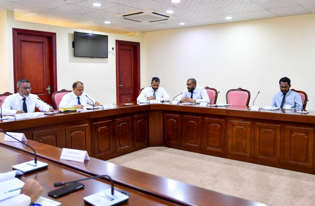 ACC aai EC ge Raees ayyan kurumuge baaru Raees ah dhey bill committee in faaskoffi