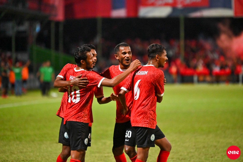 ވަން ފޮޓޯ: ގޯލްޑް ކަޕް ފައިނަލުގައި އައްޑޫ ބަލިކޮށް އޭދަފުށިން ތަށި އުފުލައިލުން