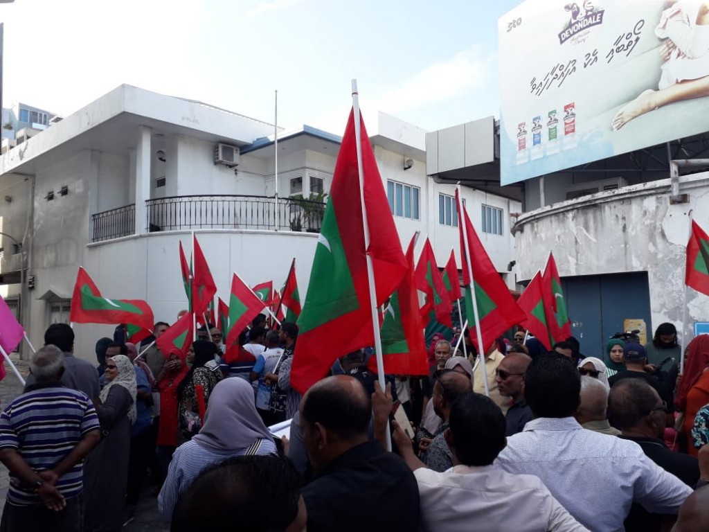 Raees Yaameen ge supporters Criminal Court sarahadhugai muzaaharaa kuranee