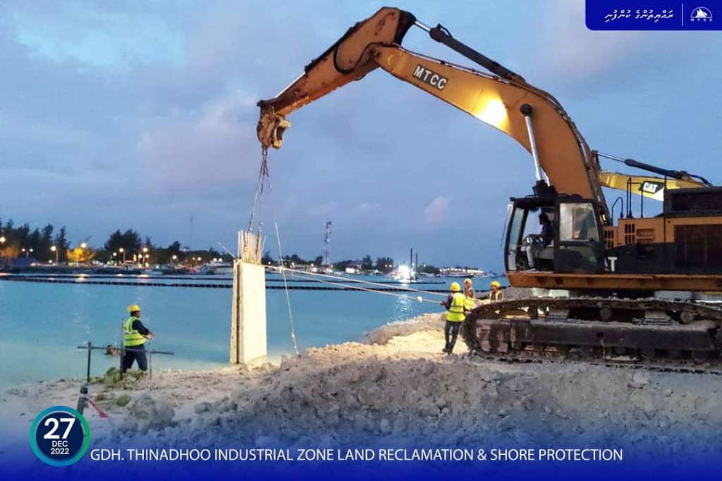 Thinadhoo sinaaee sarahadhuge bin hikkumuge mashroou ge dhashun revetment jahan fashaifi
