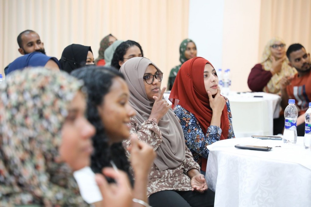 Raajjeygai furathama faharah sign language ge certificate level course eh fashanee 