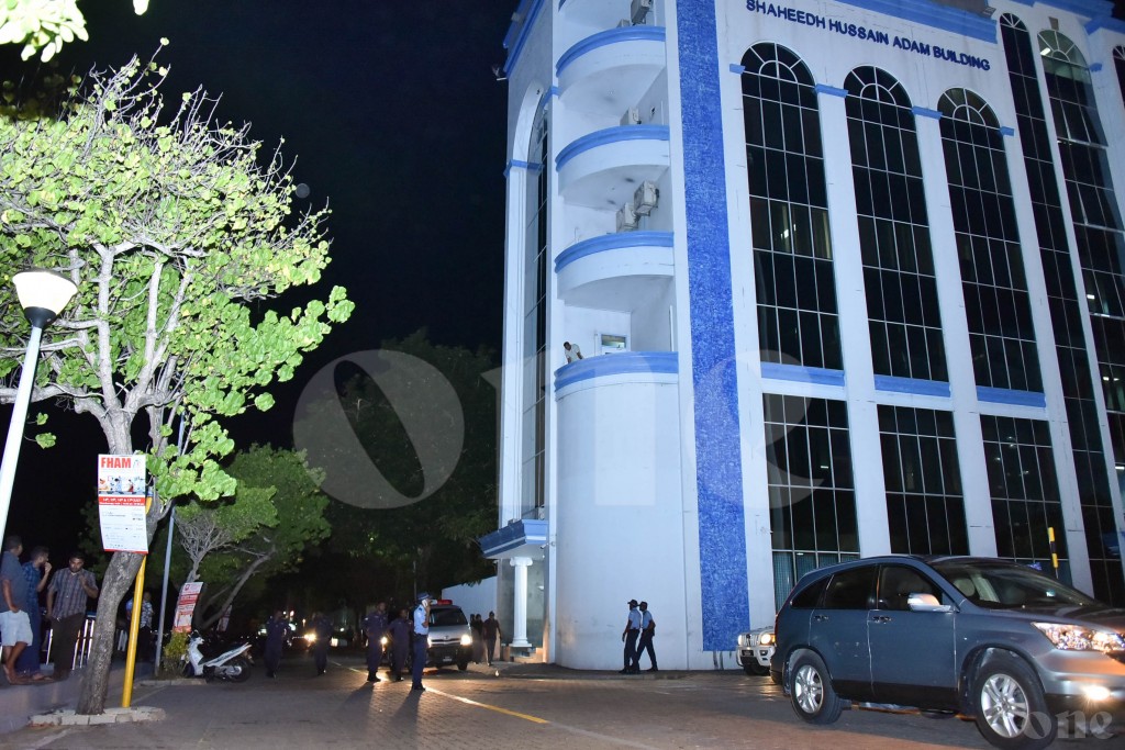 Meehehge account eh beynun kohgen 2 lakka rufiyaage viyafaari kuri massalaigai 2 meehaku hayyaru koffi