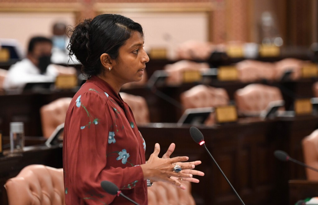 Eva Dr.Iyaazah: Anhenaage aura nivaaveemaa jinsee aniyaa nuhingaane kamah liyumakee mududhaaru kameh